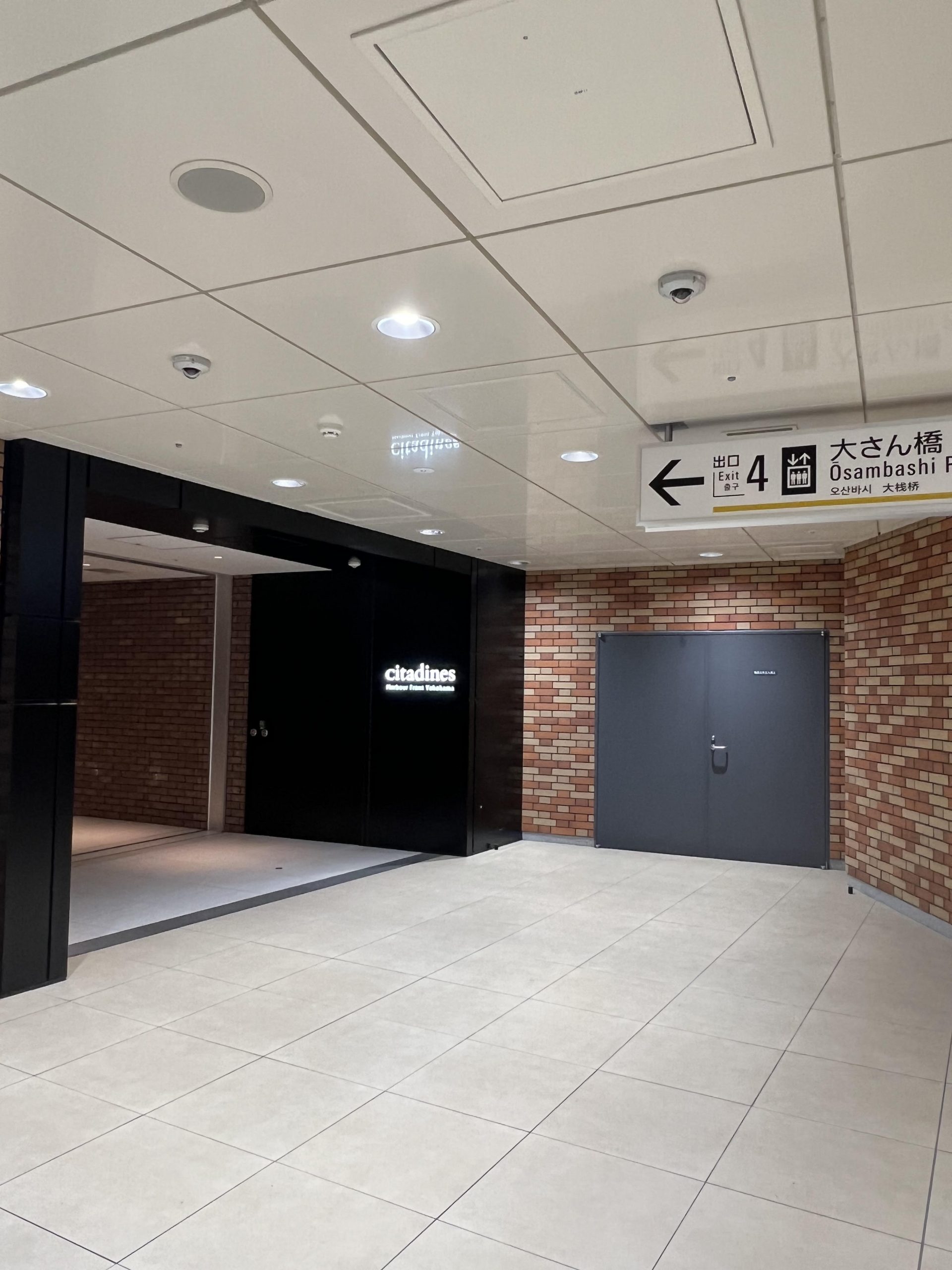 Citadines(シタディーン)の地下に入ります。