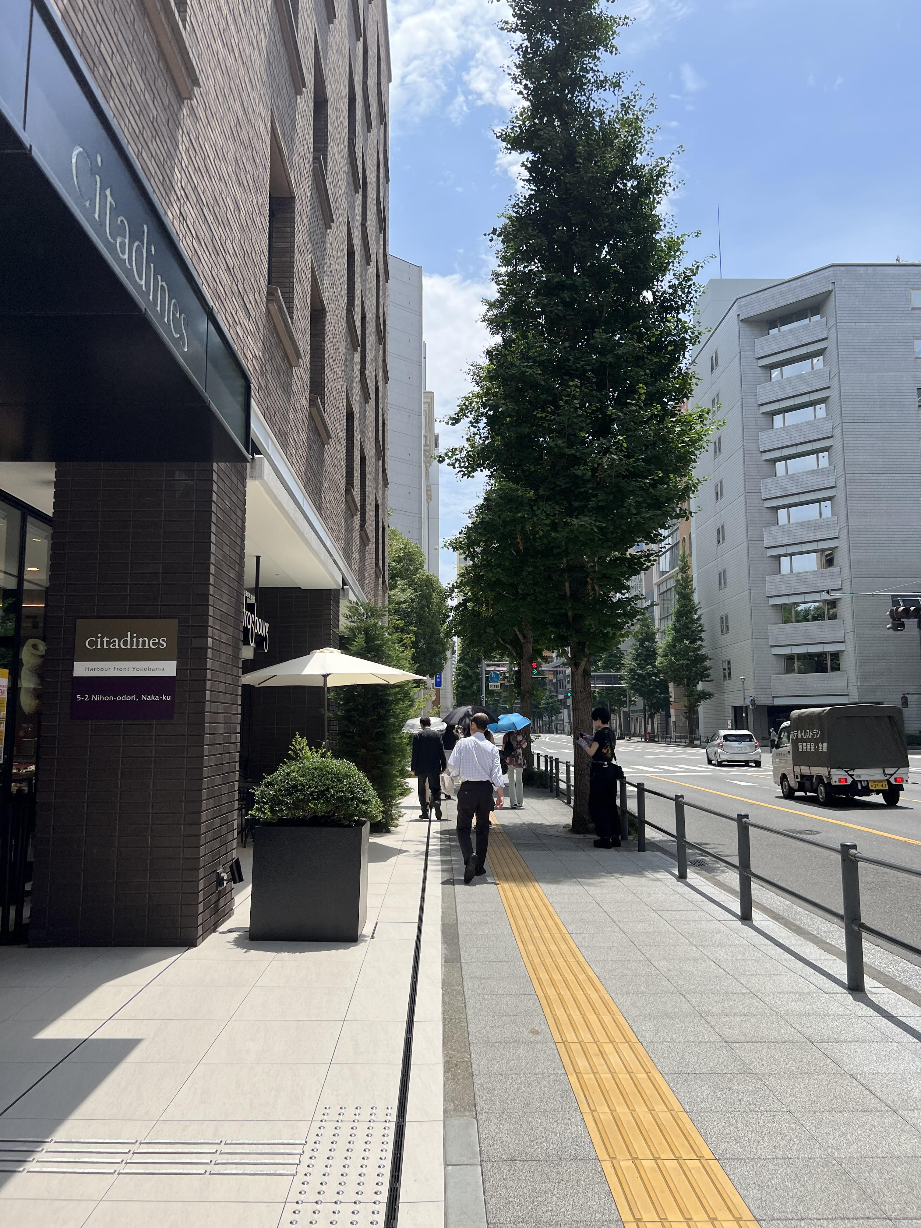 地上へでたら、左へ進んで下さい